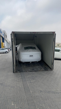 نقل سيارة مغطاة بسطحة مغلقة