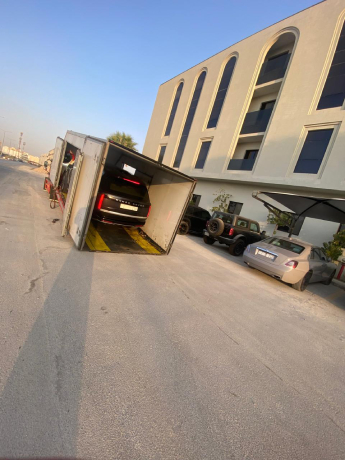 نقل سيارة بسطحة مغلقة خلال النهار